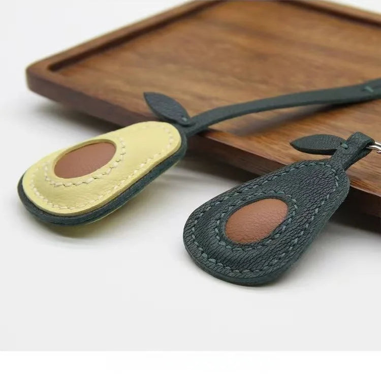 Dije artesanal de piel de aguacate para bolso – Diseño original en piel de oveja plena flor | Precioso colgante minimalista para bolsos y llaveros | Regalo artesanal para mujer