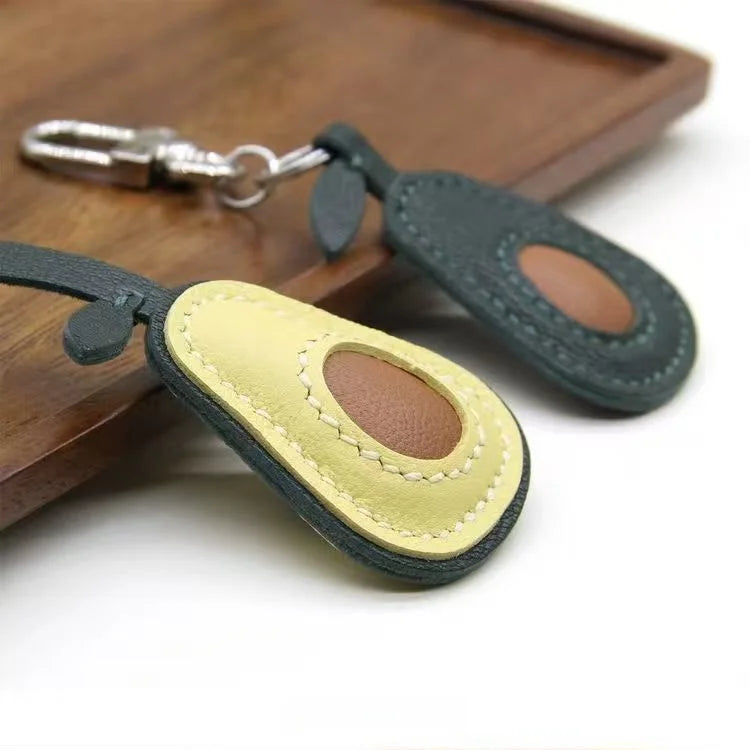 Dije artesanal de piel de aguacate para bolso – Diseño original en piel de oveja plena flor | Precioso colgante minimalista para bolsos y llaveros | Regalo artesanal para mujer