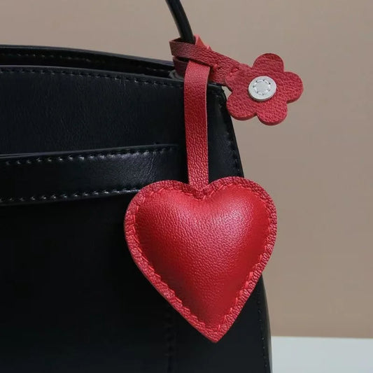 Dije de corazón de cuero artesanal para bolso – Colgante de corazón de piel de cabra hecho a mano con detalle floral | Accesorio romántico minimalista para bolso | Un regalo atemporal para ella