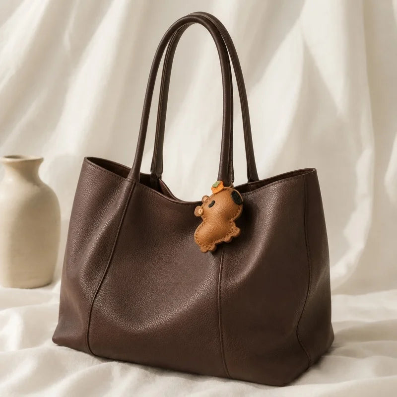 Amuleto de la suerte para bolso de piel de carpincho – Carpincho de piel de oveja hecho a mano con sombrero de caqui | Colgante ajustable con clip | Regalo de buena suerte