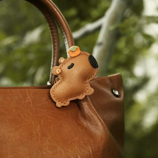 Amuleto de la suerte para bolso de piel de carpincho – Carpincho de piel de oveja hecho a mano con sombrero de caqui | Colgante ajustable con clip | Regalo de buena suerte
