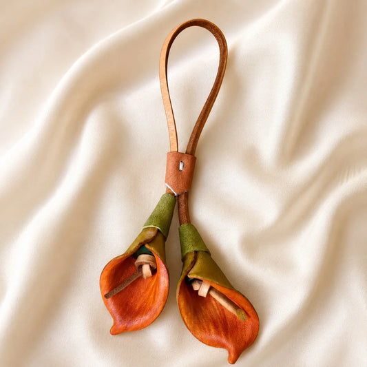 Charm de cuero con cala naranja pintada a mano, accesorio para bolso de doble floración con pétalos de cuero suave
