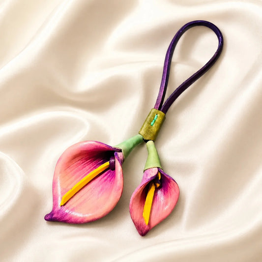 Colgante de cuero para bolso, pintado a mano, con diseño de cala rosa y morada, accesorio doble floral para bolso, regalo para ella