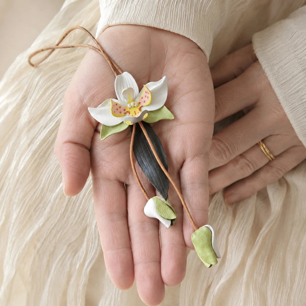 Llavero de bolso de cuero orquídea blanca pintado a mano – Elegante accesorio para bolso, regalo único para ella