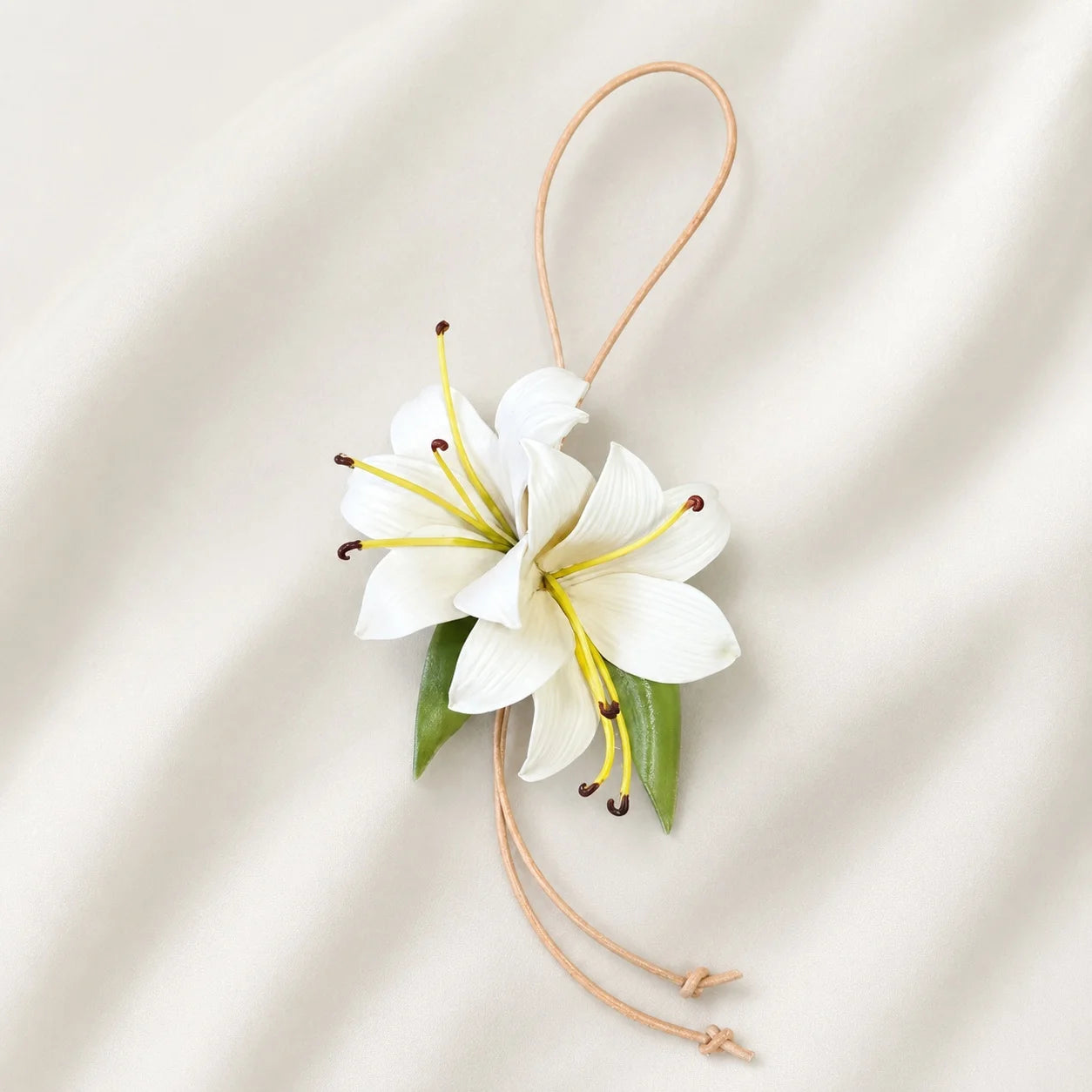 Colgante de bolso de cuero con lirio blanco pintado a mano | Elegante accesorio botánico para bolso, regalo para ella