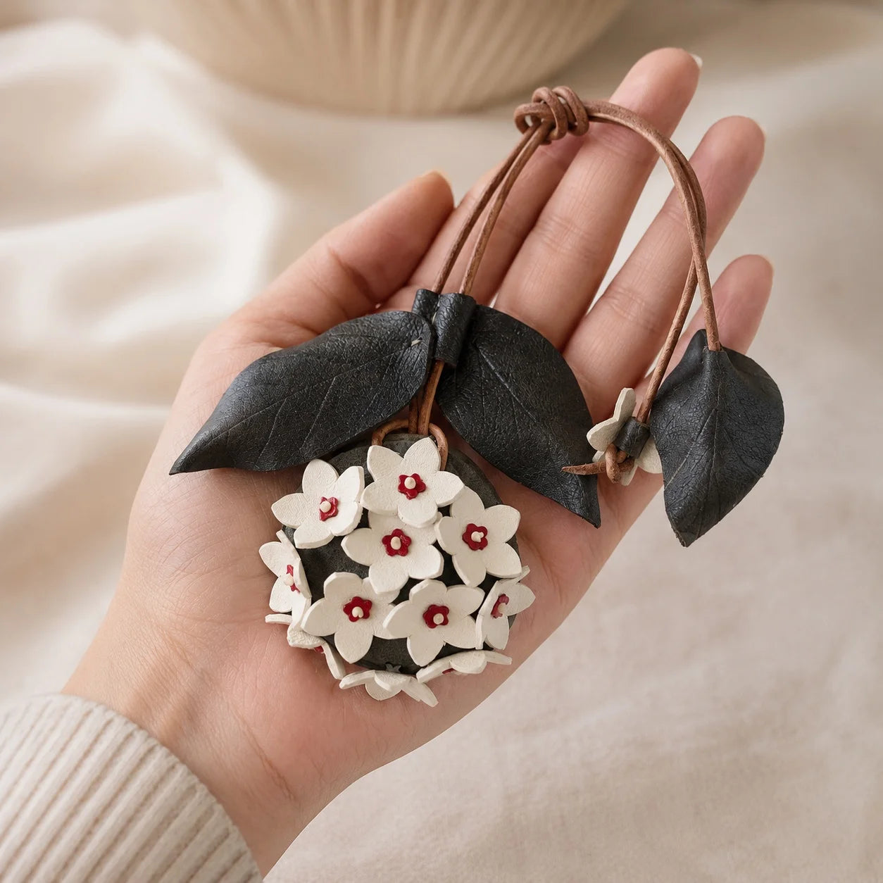 Colgante de cuero pintado a mano con forma de flor de Hoya con minibolso – Elegante accesorio floral para bolsos de mano