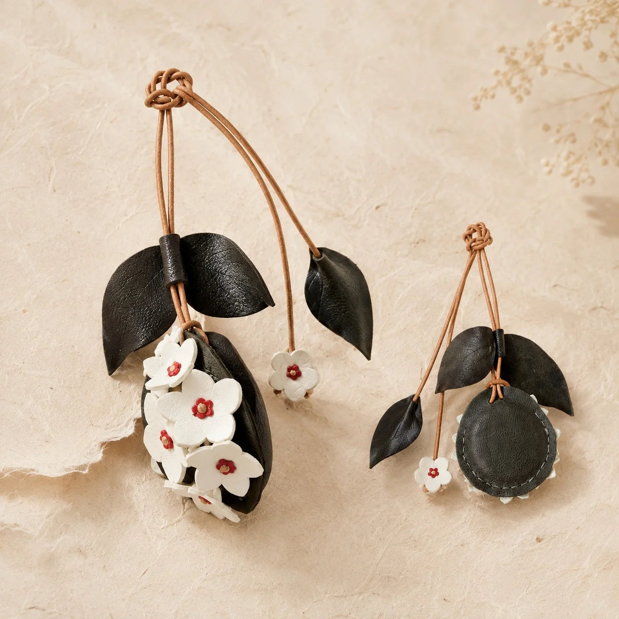 Colgante de cuero pintado a mano con forma de flor de Hoya con minibolso – Elegante accesorio floral para bolsos de mano