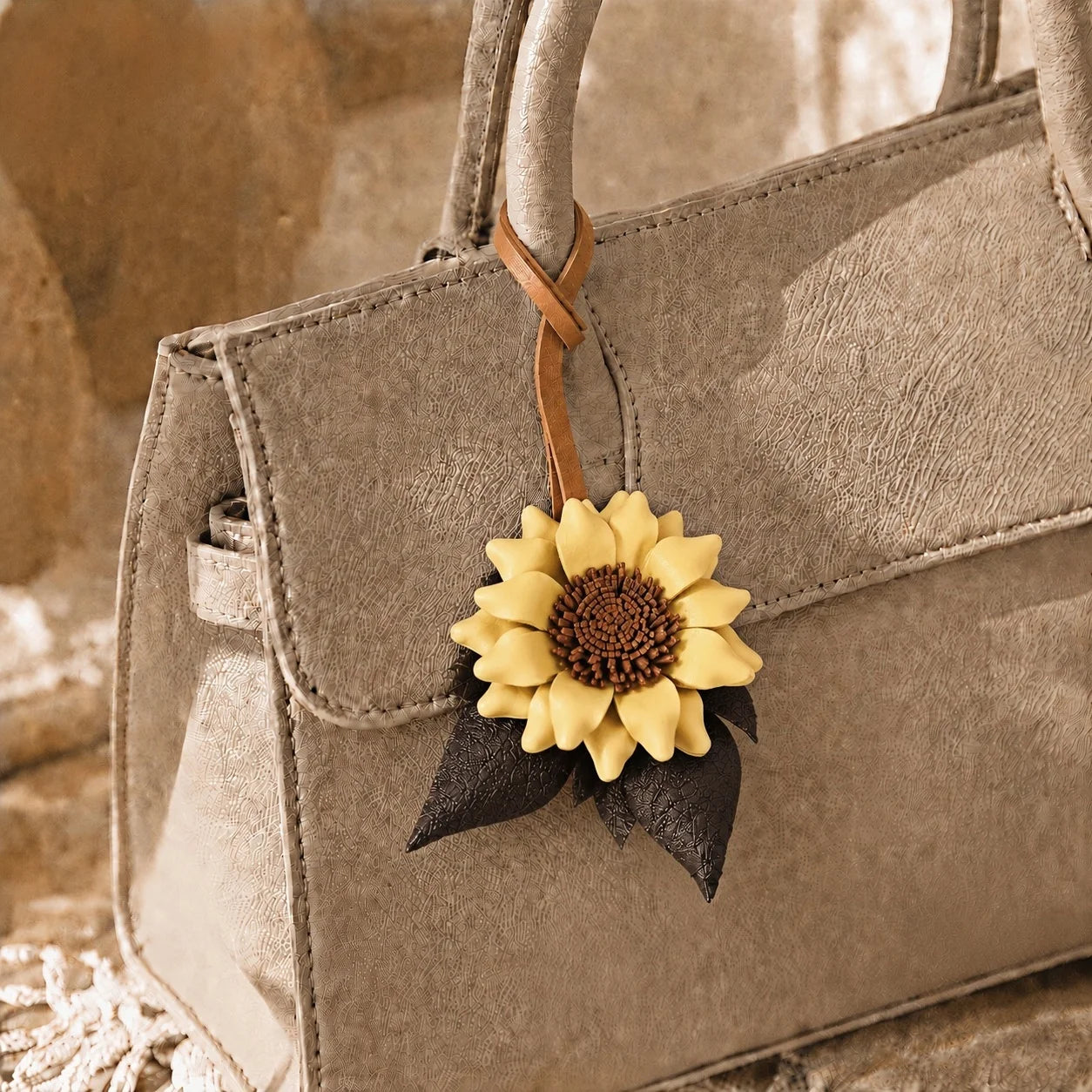 Colgante de girasol de cuero pintado a mano para bolso – Elegante accesorio para bolso, regalo único para ella