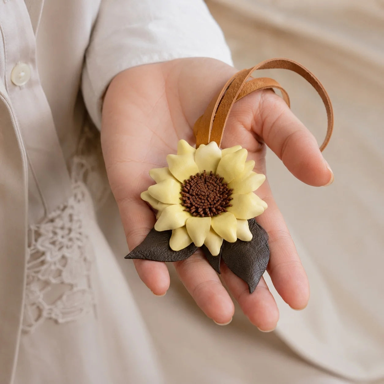 Colgante de girasol de cuero pintado a mano para bolso – Elegante accesorio para bolso, regalo único para ella