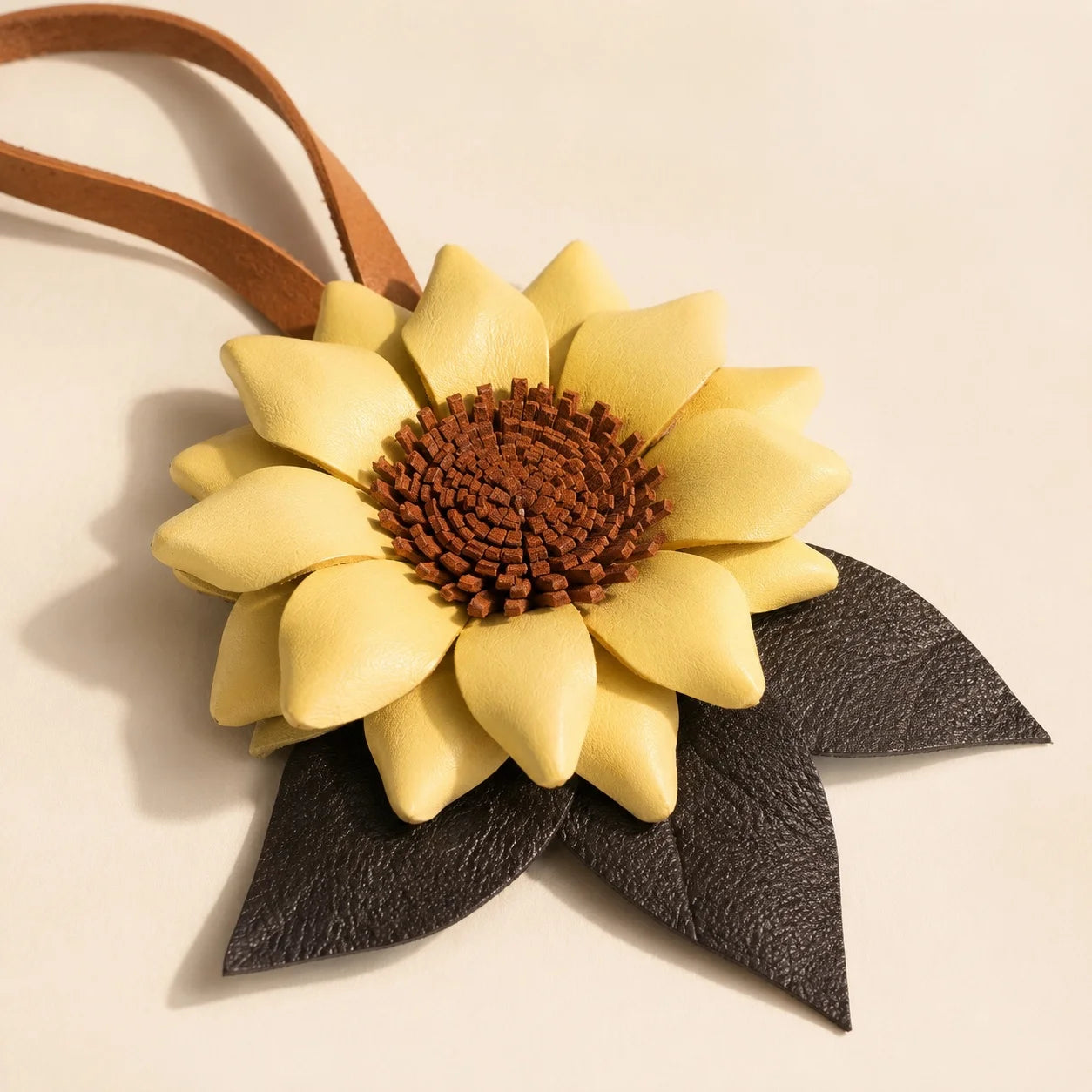 Colgante de girasol de cuero pintado a mano para bolso – Elegante accesorio para bolso, regalo único para ella