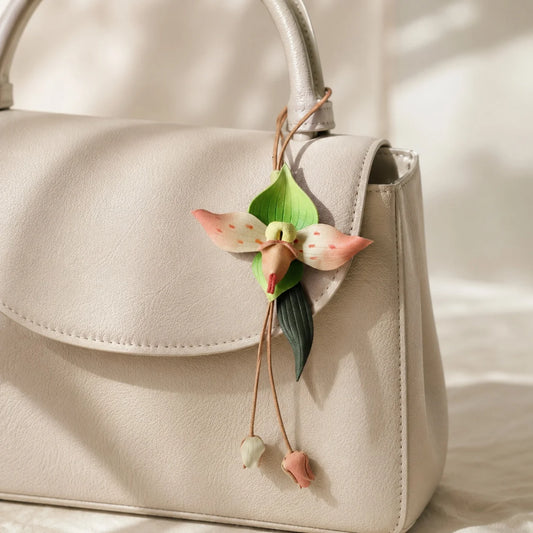 Amuleto de Bolso de Cuero con Orquídea Pintado a Mano, Elegante Accesorio Botánico para Bolso, Regalo Único para Ella