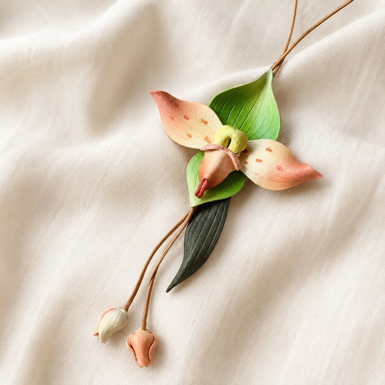 Amuleto de Bolso de Cuero con Orquídea Pintado a Mano, Elegante Accesorio Botánico para Bolso, Regalo Único para Ella