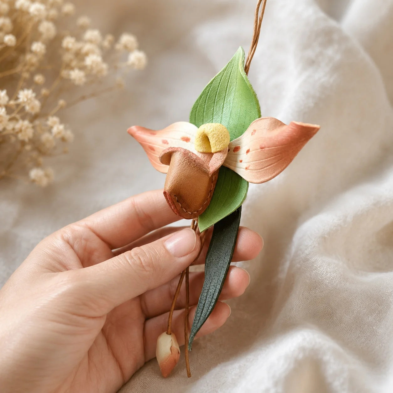 Amuleto de Bolso de Cuero con Orquídea Pintado a Mano, Elegante Accesorio Botánico para Bolso, Regalo Único para Ella