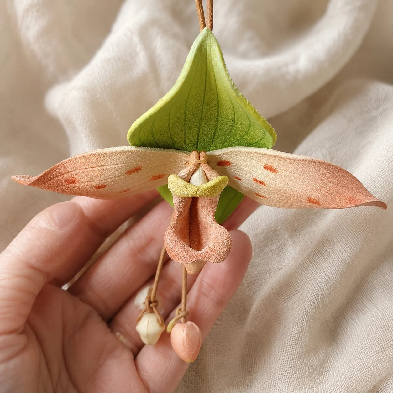 Amuleto de Bolso de Cuero con Orquídea Pintado a Mano, Elegante Accesorio Botánico para Bolso, Regalo Único para Ella
