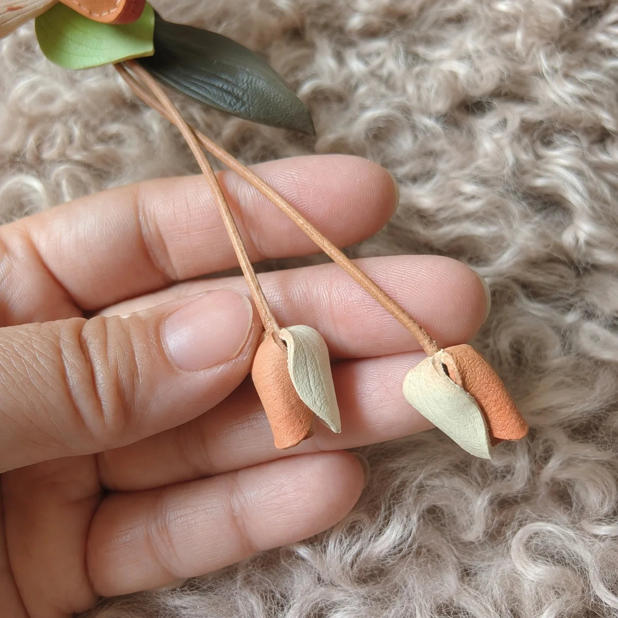 Amuleto de Bolso de Cuero con Orquídea Pintado a Mano, Elegante Accesorio Botánico para Bolso, Regalo Único para Ella