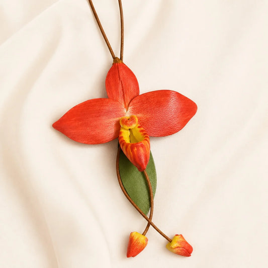 Amuleto de bolso de cuero de orquídea zapatilla roja pintado a mano – Elegante regalo botánico de accesorio para bolso para ella