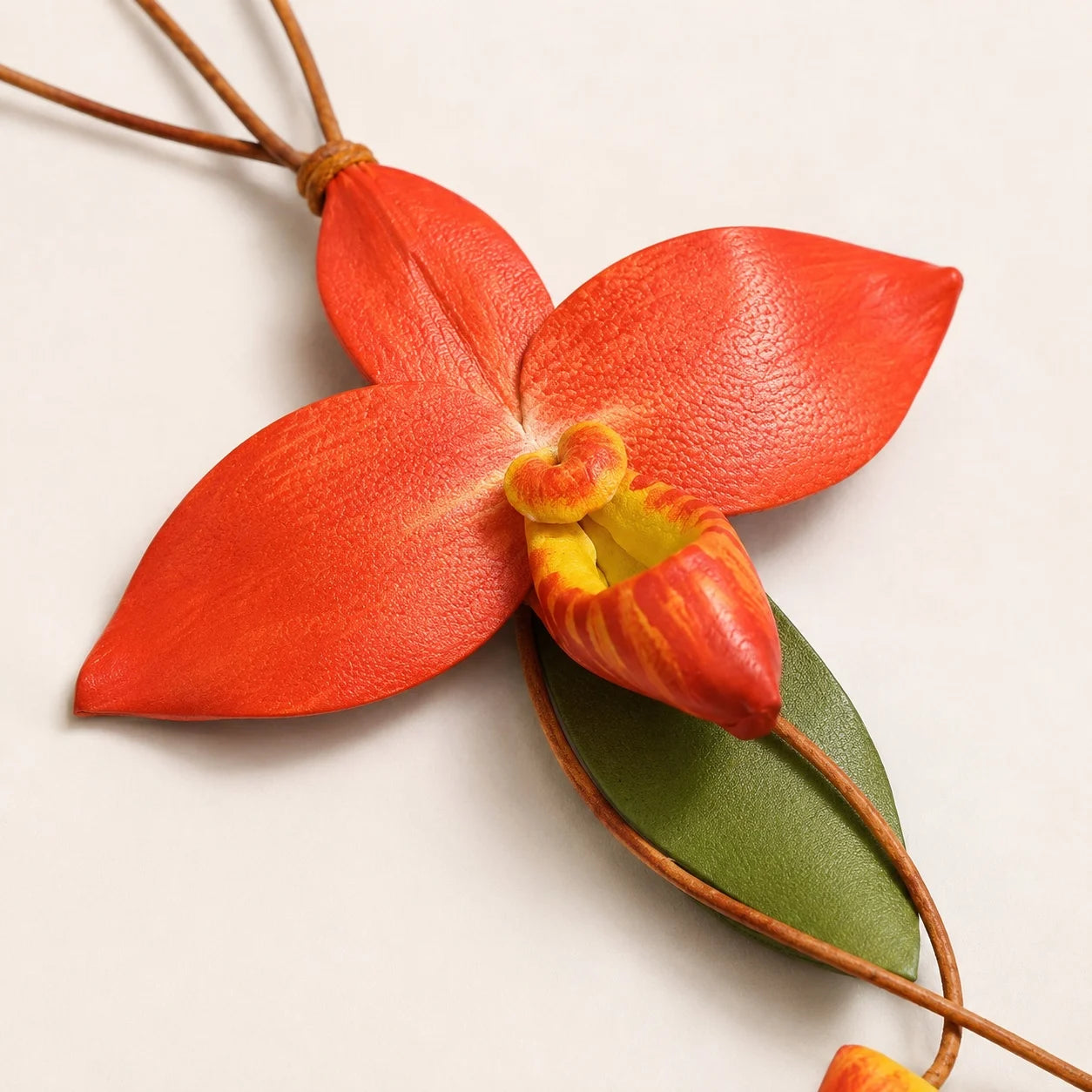 Amuleto de bolso de cuero de orquídea zapatilla roja pintado a mano – Elegante regalo botánico de accesorio para bolso para ella