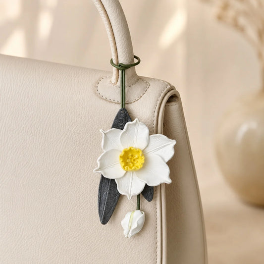 Colgante para bolso de cuero con narciso blanco pintado a mano – Elegante accesorio floral para bolso, regalo único para ella