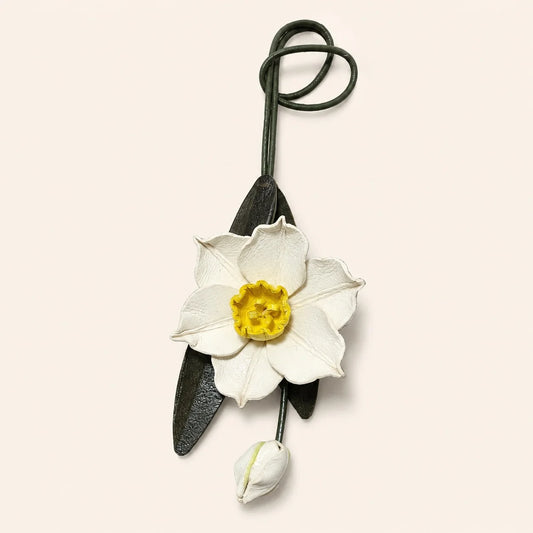 Colgante para bolso de cuero con narciso blanco pintado a mano – Elegante accesorio floral para bolso, regalo único para ella