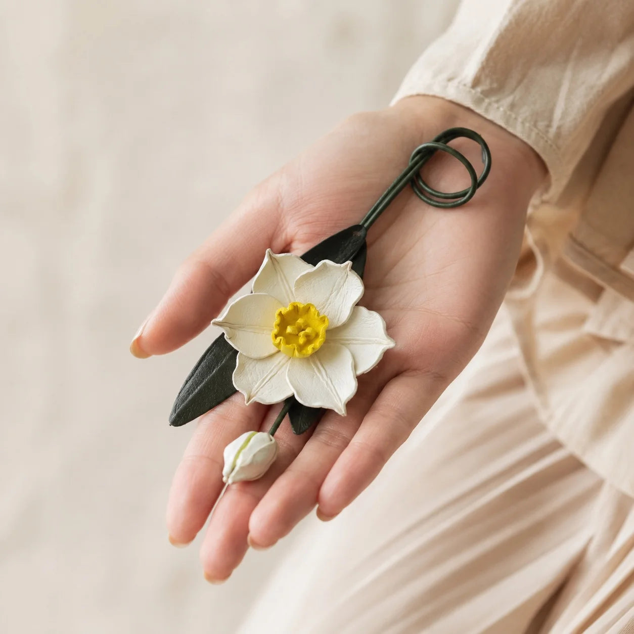 Colgante para bolso de cuero con narciso blanco pintado a mano – Elegante accesorio floral para bolso, regalo único para ella
