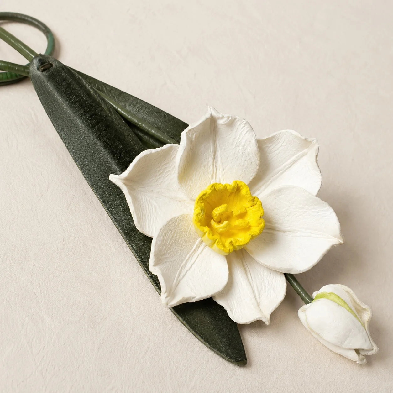 Colgante para bolso de cuero con narciso blanco pintado a mano – Elegante accesorio floral para bolso, regalo único para ella