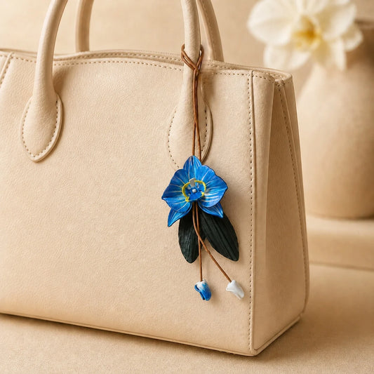 Colgante de Piel Pintado a Mano de Orquídea Azul, Elegante Accesorio Floral para Bolso, Sofisticado Regalo Botánico para Ella