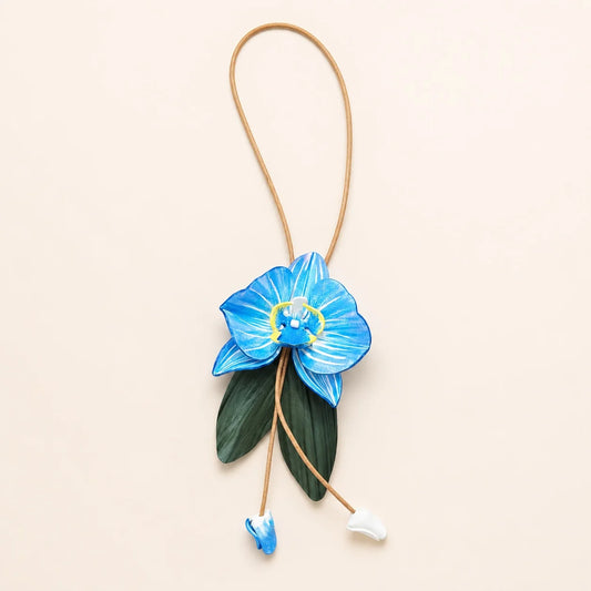 Colgante de Piel Pintado a Mano de Orquídea Azul, Elegante Accesorio Floral para Bolso, Sofisticado Regalo Botánico para Ella