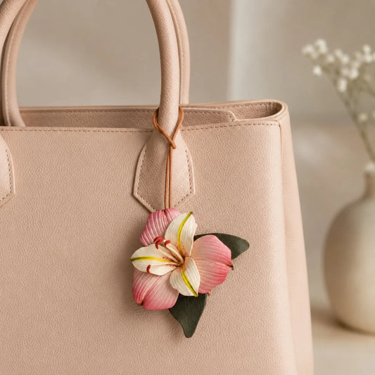 Colgante para Bolso de Cuero Suave Pintado a Mano Lirio Rosa, Accesorio Floral Único para Bolso, Regalo para Ella