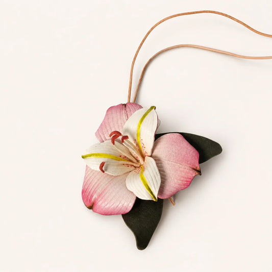 Colgante para Bolso de Cuero Suave Pintado a Mano Lirio Rosa, Accesorio Floral Único para Bolso, Regalo para Ella