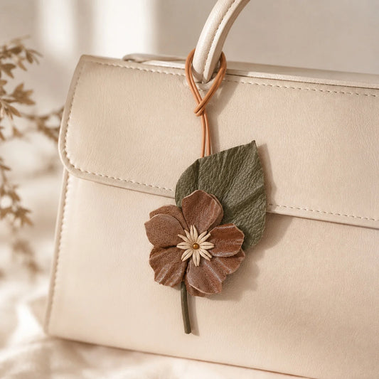 Amuleto para Bolso de Cuero con Rosa Silvestre Marrón Tierra Pintada a Mano – Elegante Accesorio para Bolso y Regalo Único para Ella