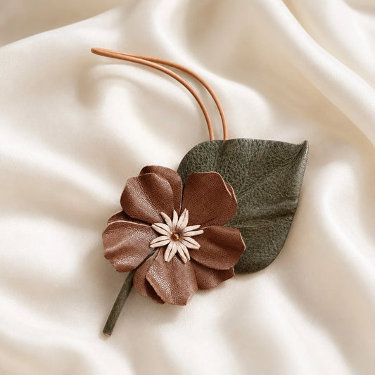 Amuleto para Bolso de Cuero con Rosa Silvestre Marrón Tierra Pintada a Mano – Elegante Accesorio para Bolso y Regalo Único para Ella
