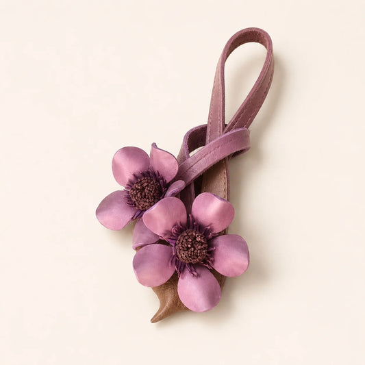 Charm de Cuero Floral Malva Pintado a Mano, Elegante Accesorio para Bolso y Regalo Único para Ella