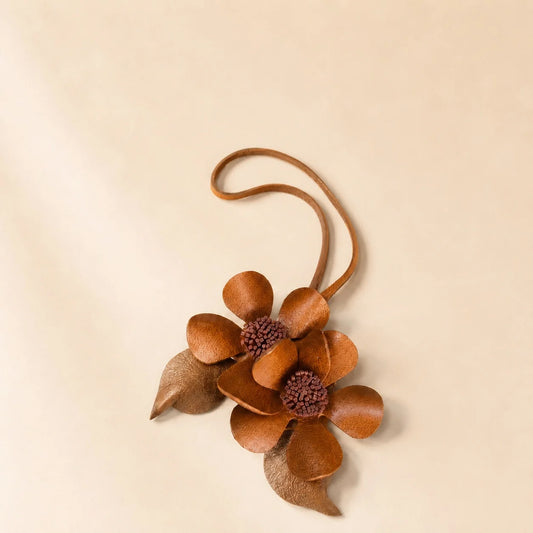 Colgante doble para bolso de cuero coñac artesanal con flores, pétalos esculpidos y centros malva