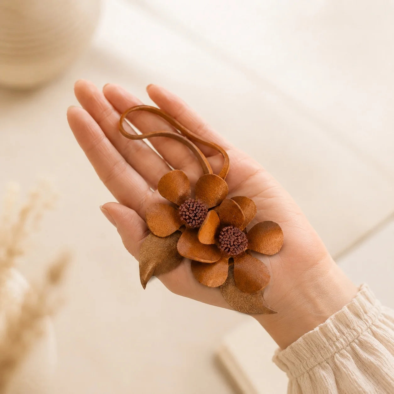 Colgante doble para bolso de cuero coñac artesanal con flores, pétalos esculpidos y centros malva