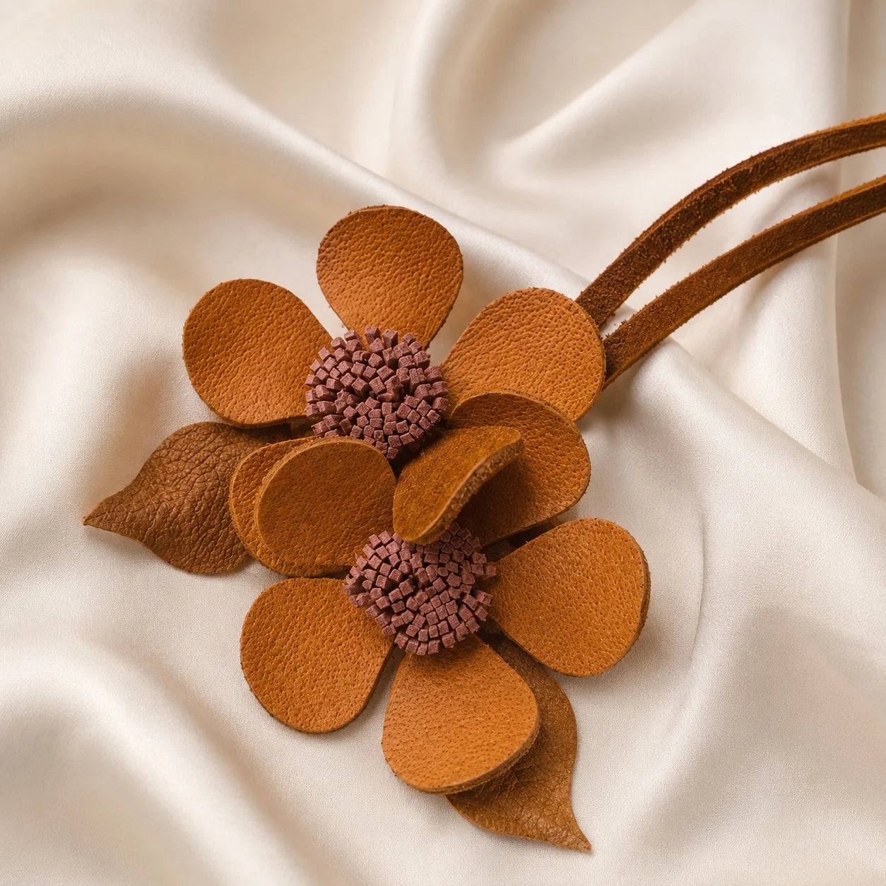 Colgante doble para bolso de cuero coñac artesanal con flores, pétalos esculpidos y centros malva