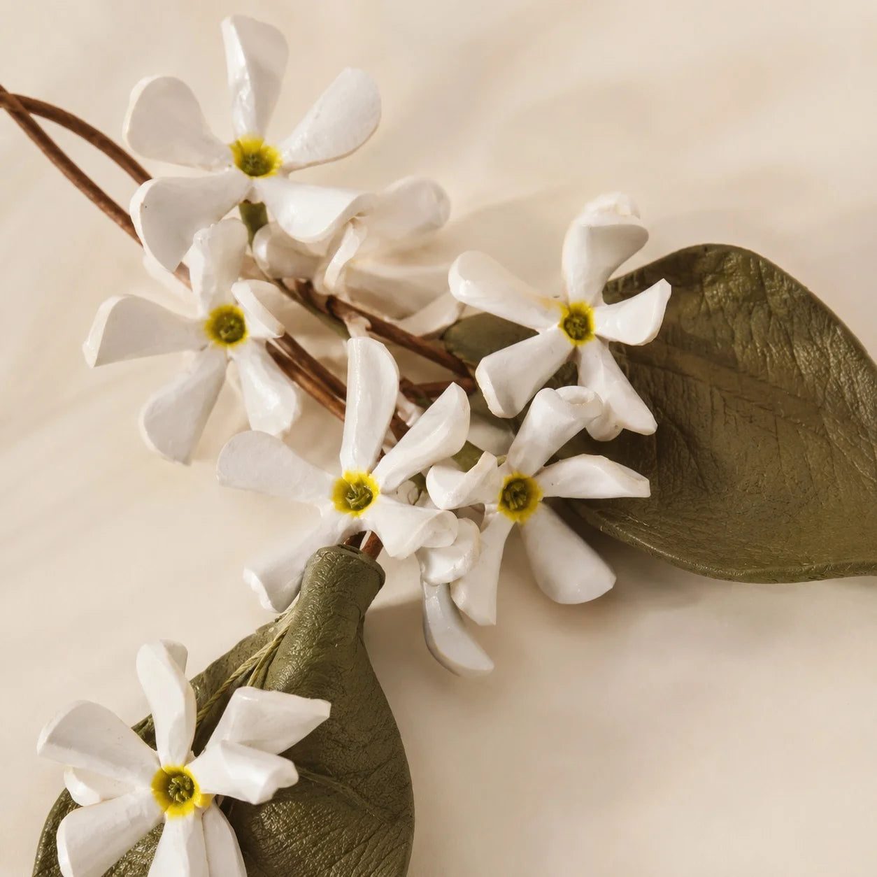 Amuleto de cuero jazmín blanco pintado a mano para bolso con colgantes florales ajustables, elegante accesorio botánico para bolsos pequeños y medianos