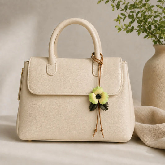 Colgante de flor de cuero genuino pintado a mano con cordón ajustable, accesorio botánico único para bolsos estructurados pequeños y medianos