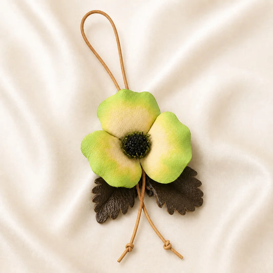 Colgante de flor de cuero genuino pintado a mano con cordón ajustable, accesorio botánico único para bolsos estructurados pequeños y medianos