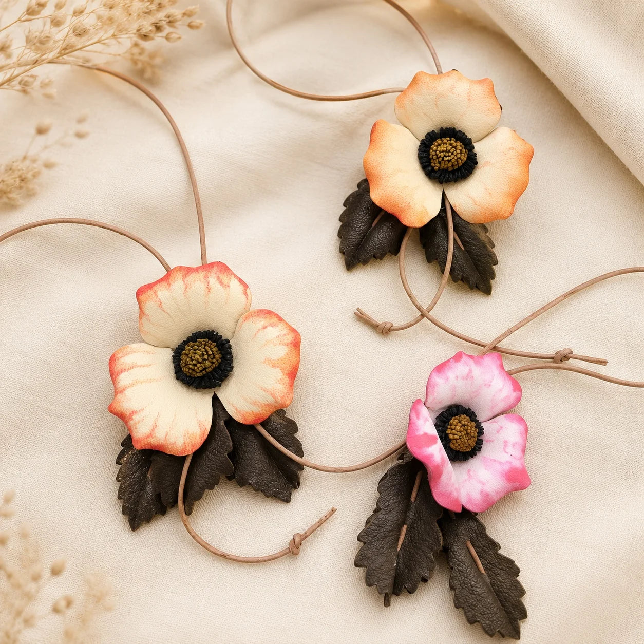Colgante de flor de cuero genuino pintado a mano con cordón ajustable, accesorio botánico único para bolsos estructurados pequeños y medianos