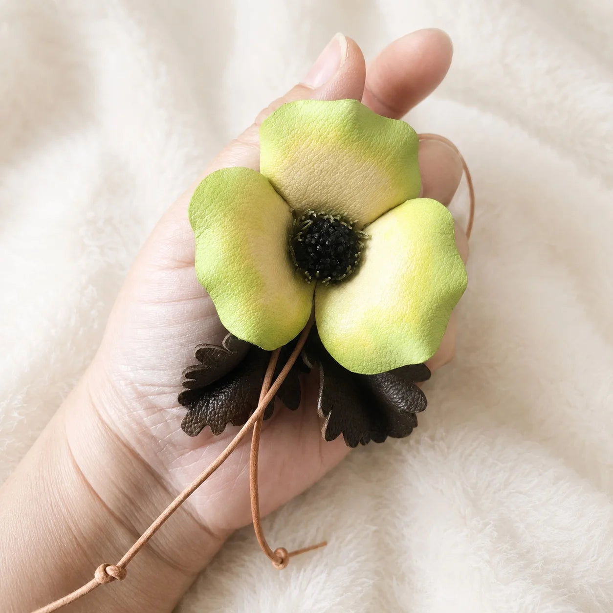 Colgante de flor de cuero genuino pintado a mano con cordón ajustable, accesorio botánico único para bolsos estructurados pequeños y medianos