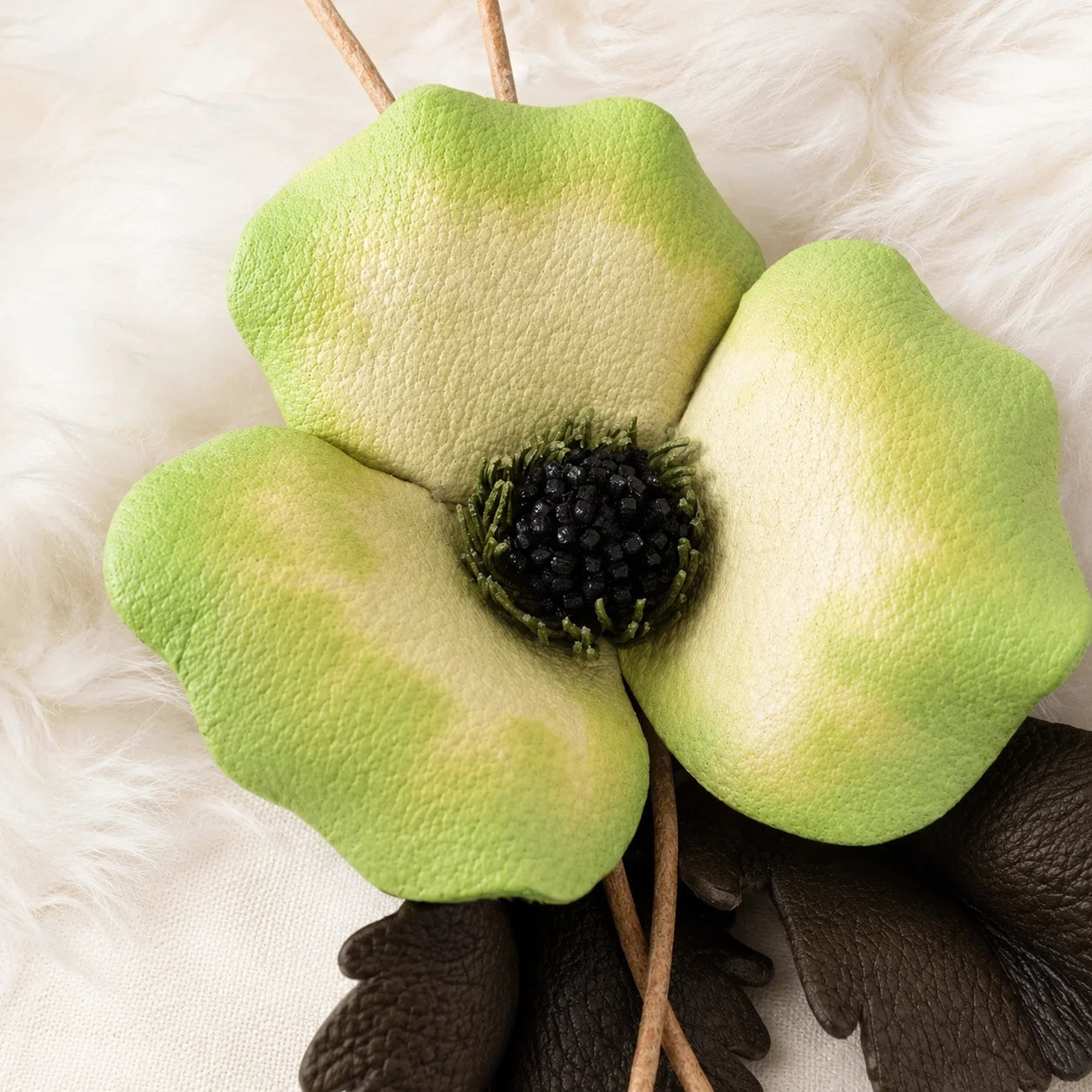 Colgante de flor de cuero genuino pintado a mano con cordón ajustable, accesorio botánico único para bolsos estructurados pequeños y medianos