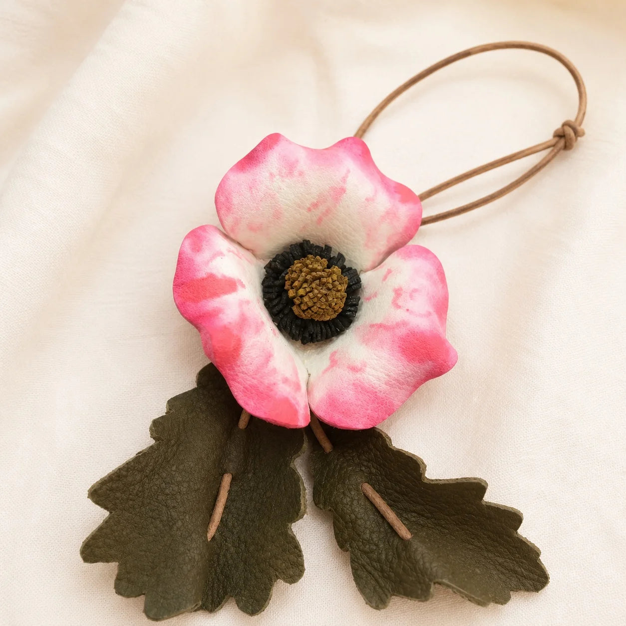 Colgante de flor de cuero genuino pintado a mano con cordón ajustable, accesorio botánico único para bolsos estructurados pequeños y medianos