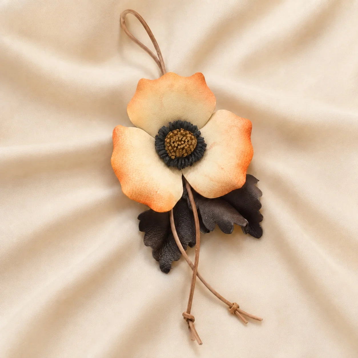 Colgante de flor de cuero genuino pintado a mano con cordón ajustable, accesorio botánico único para bolsos estructurados pequeños y medianos