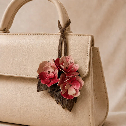 Adorno Floral para Bolso de Cuero Pintado a Mano, Accesorio Artesanal Botánico para Cartera con Pétalos en Capas para un Estilo Elegante de Uso Diario