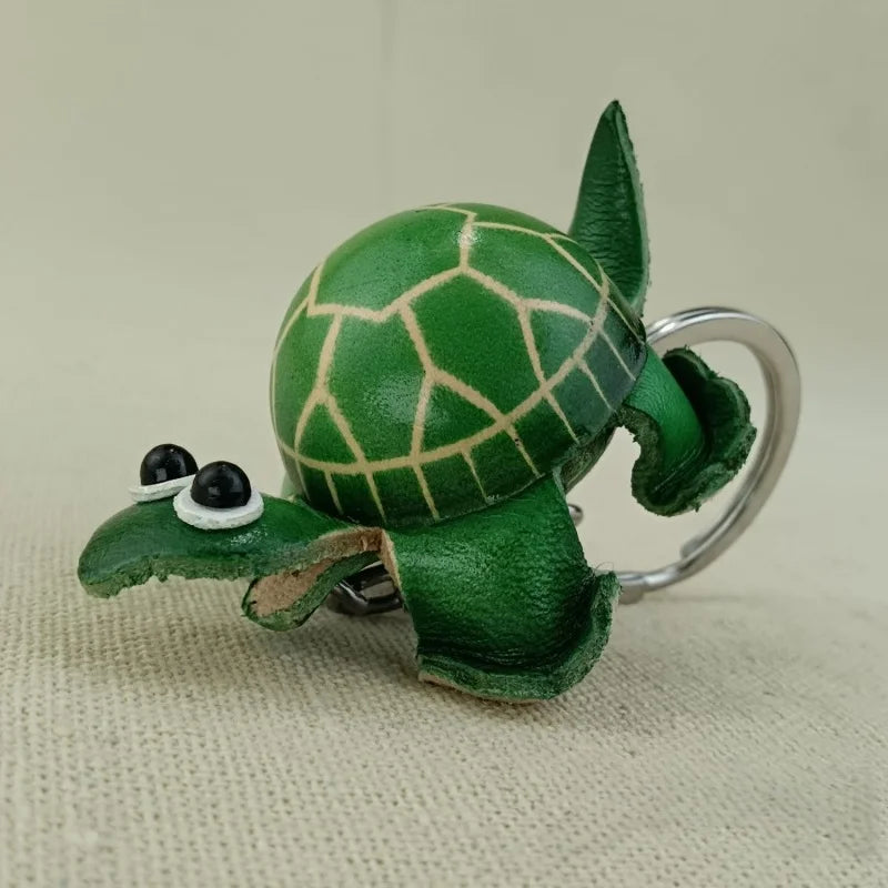 Dije de tortuga para bolso pintado a mano – Llavero de piel de vaca hecho a mano | Símbolo de paciencia y longevidad | Un regalo artesanal y considerado para ella