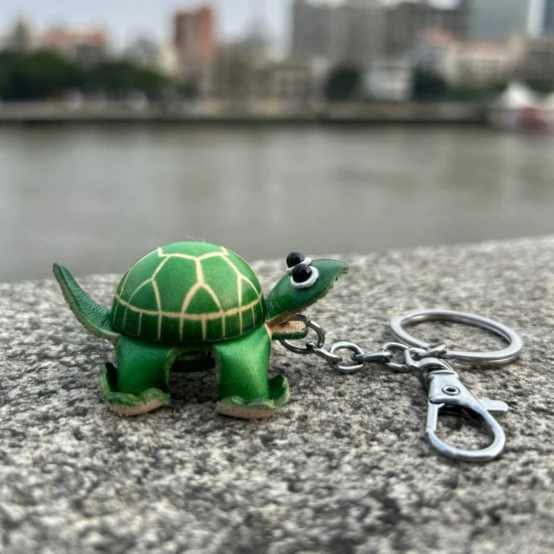 Dije de tortuga para bolso pintado a mano – Llavero de piel de vaca hecho a mano | Símbolo de paciencia y longevidad | Un regalo artesanal y considerado para ella