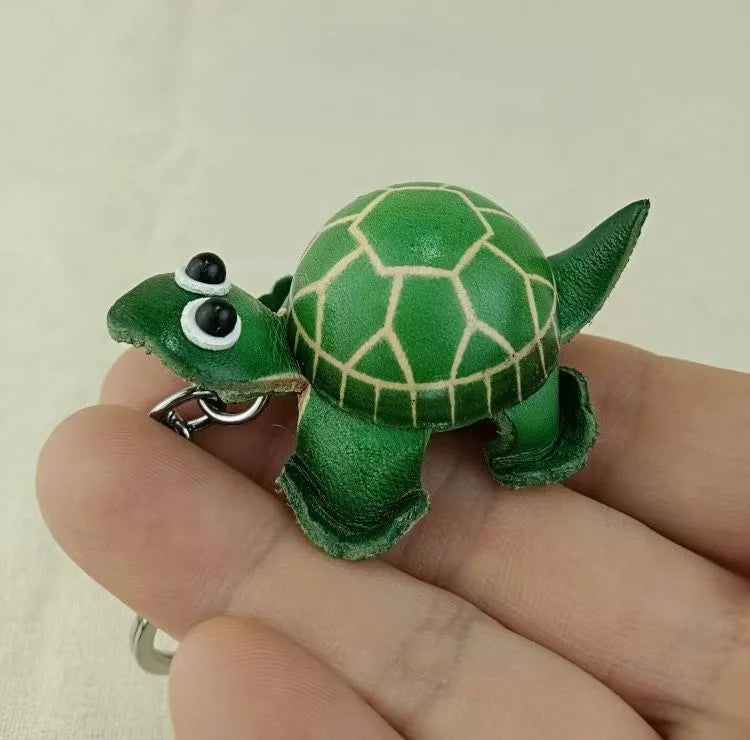 Dije de tortuga para bolso pintado a mano – Llavero de piel de vaca hecho a mano | Símbolo de paciencia y longevidad | Un regalo artesanal y considerado para ella