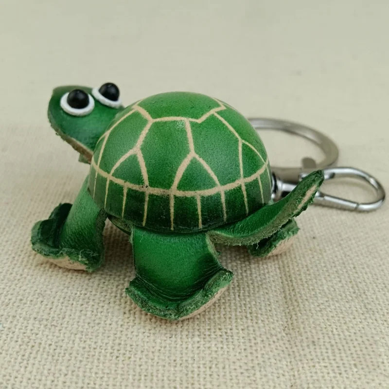Dije de tortuga para bolso pintado a mano – Llavero de piel de vaca hecho a mano | Símbolo de paciencia y longevidad | Un regalo artesanal y considerado para ella