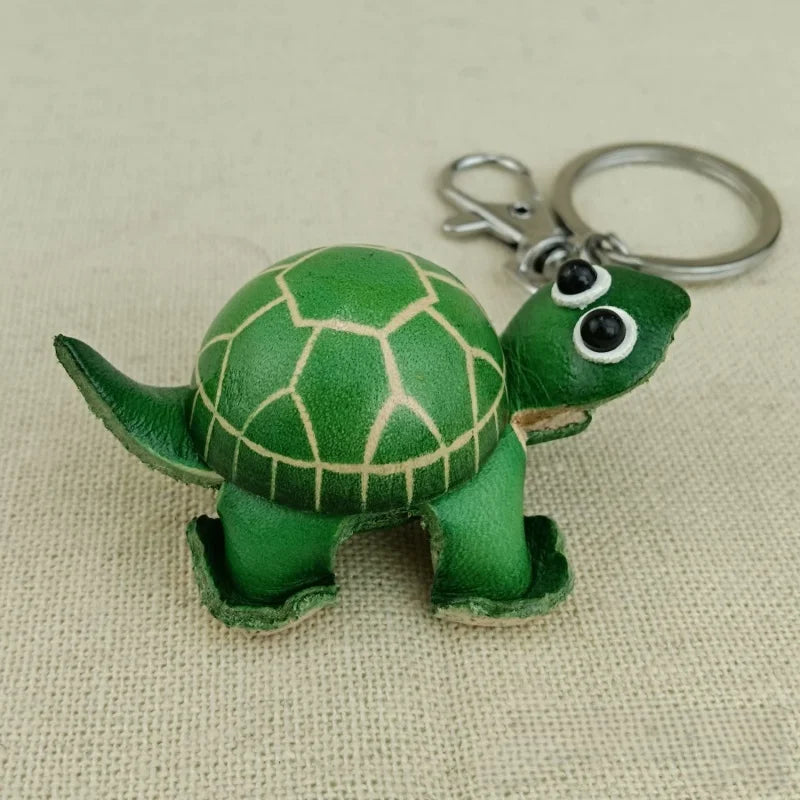 Dije de tortuga para bolso pintado a mano – Llavero de piel de vaca hecho a mano | Símbolo de paciencia y longevidad | Un regalo artesanal y considerado para ella