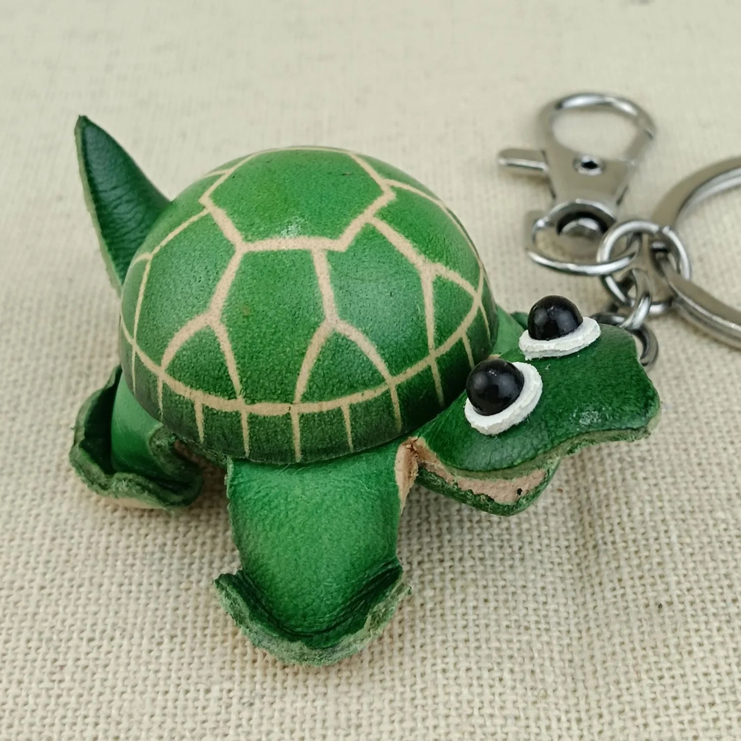 Dije de tortuga para bolso pintado a mano – Llavero de piel de vaca hecho a mano | Símbolo de paciencia y longevidad | Un regalo artesanal y considerado para ella